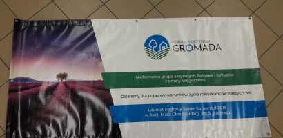 Gromada z logo i banerem