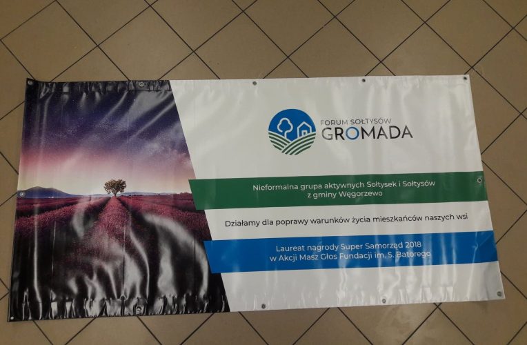 Gromada z logo i banerem