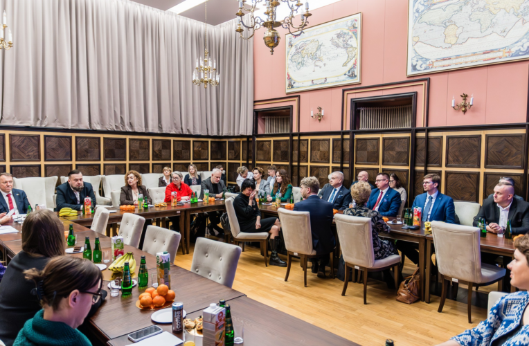 Małopolska przeciw przemocy w pracy – konferencja i rekomendacje